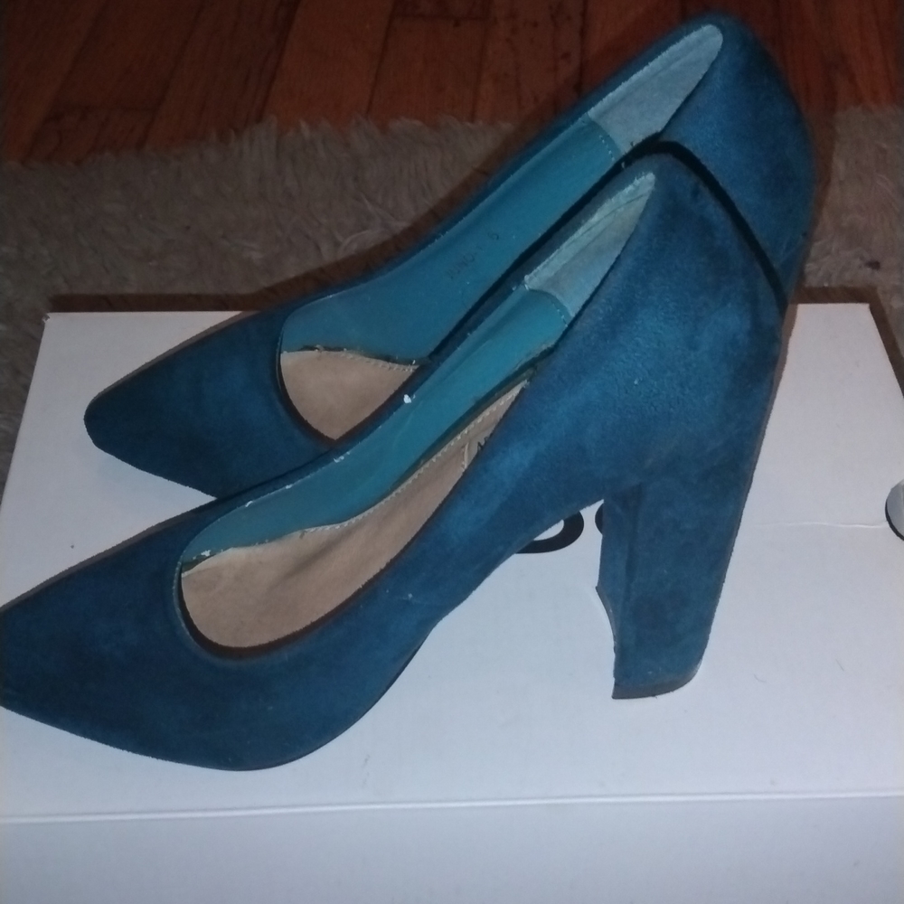 These pretty jungle green 💚 Carpe Robin Pumps. They are made of suede.